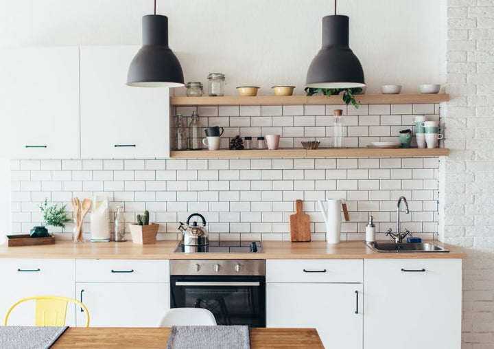 Einfache Küchenzeile mit Herd und Waschbecken