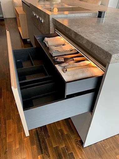Wohnküche DADA HL6 Lack London Sky 3D Beige Massivholz Sunrise Oak Marmor Grau Inklusive E-Geräte