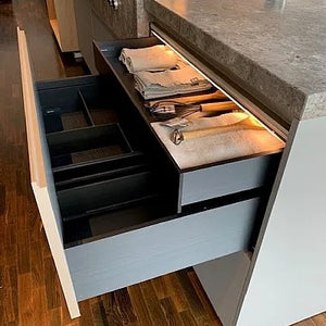Wohnküche DADA HL6 Lack London Sky 3D Beige Massivholz Sunrise Oak Marmor Grau Inklusive E-Geräte