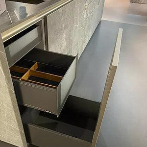 Küche nx950 Front Ceramic Marmor Grigio Mit Glasfronten Lavaschwarz Matt - KüchenFirst