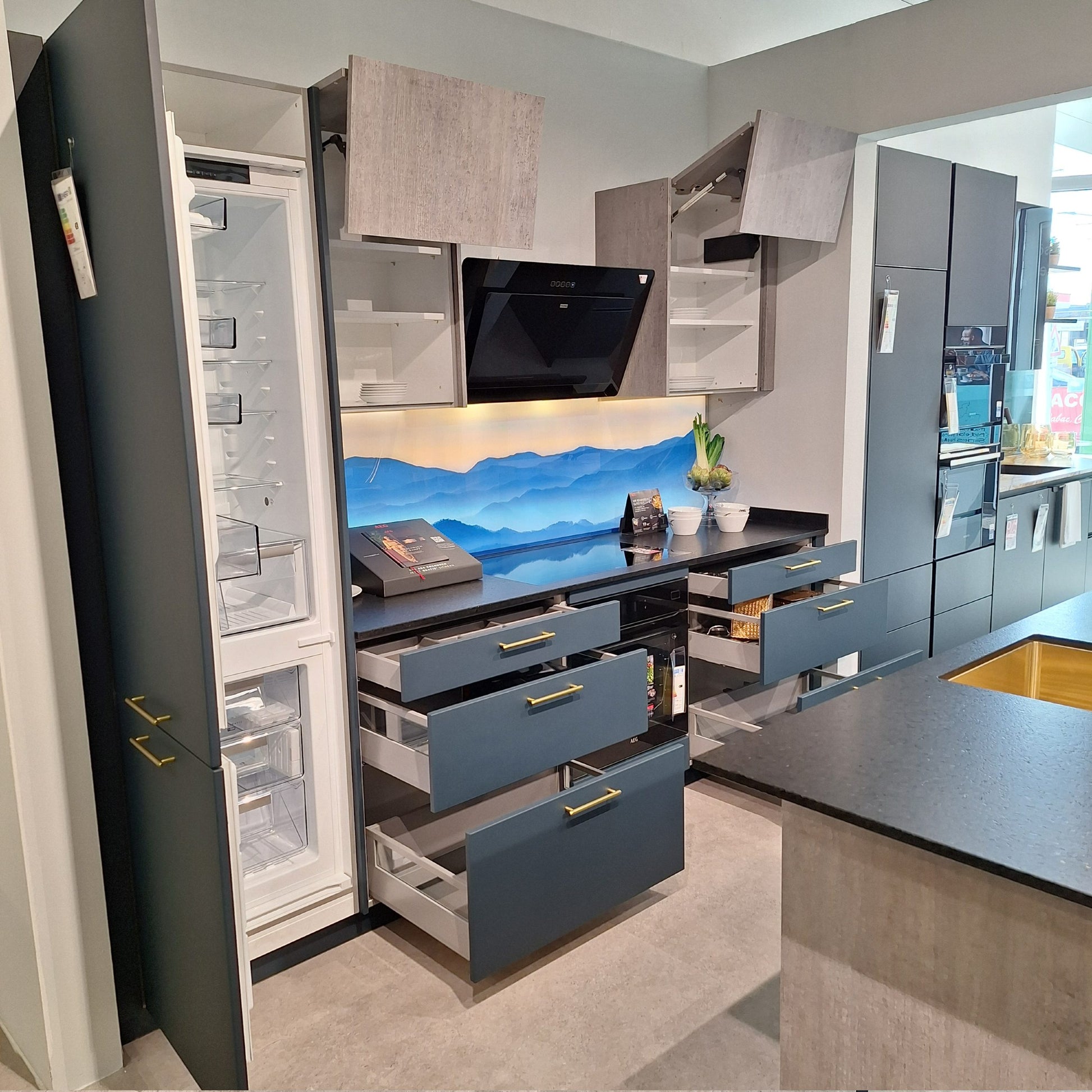 Einbauküche Siena Platte Naturstein Korpus Kunststoff K275 Achatgrau Front Lack L552M Tiefblau Inklusive E-Geräte Und Barhocker