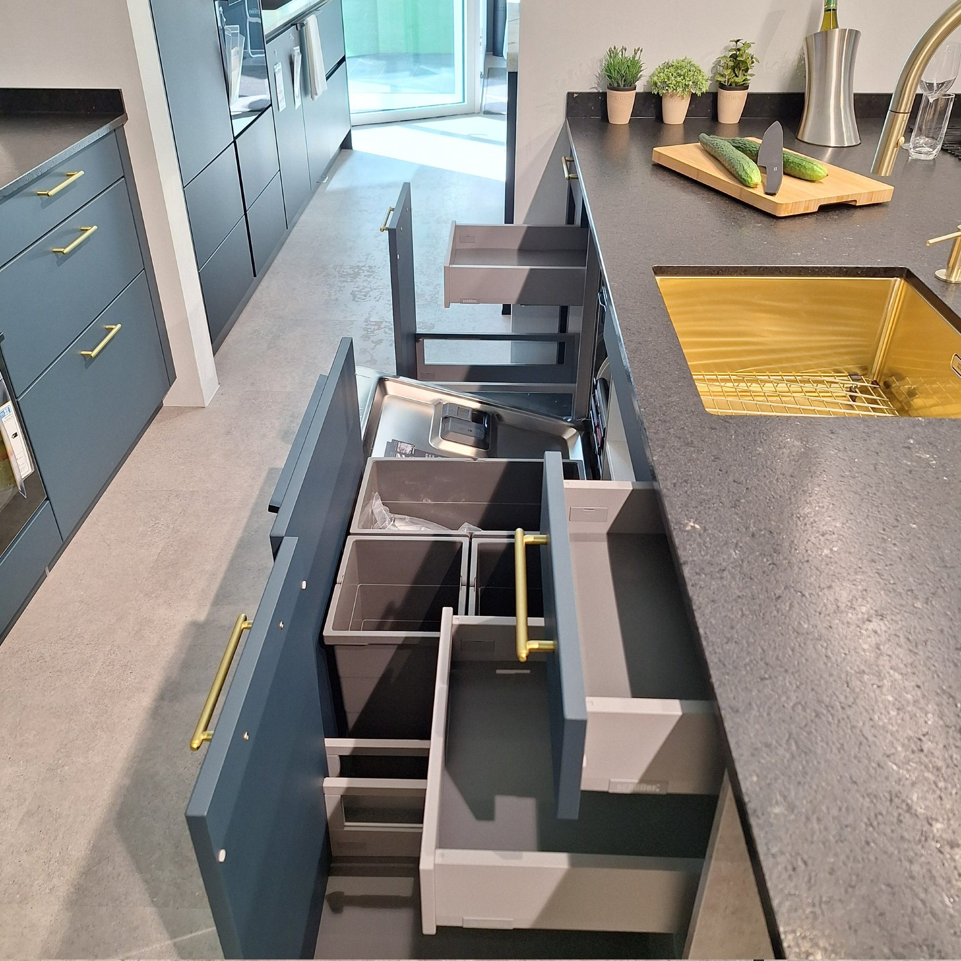 Einbauküche Siena Platte Naturstein Korpus Kunststoff K275 Achatgrau Front Lack L552M Tiefblau Inklusive E-Geräte Und Barhocker